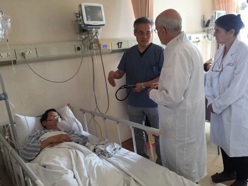 叶霜教授向国外同行介绍研究治疗进展