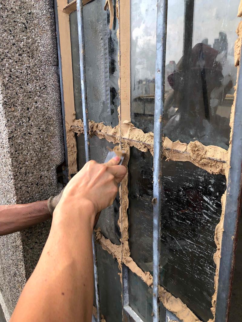 油灰嵌入玻璃与窗框间