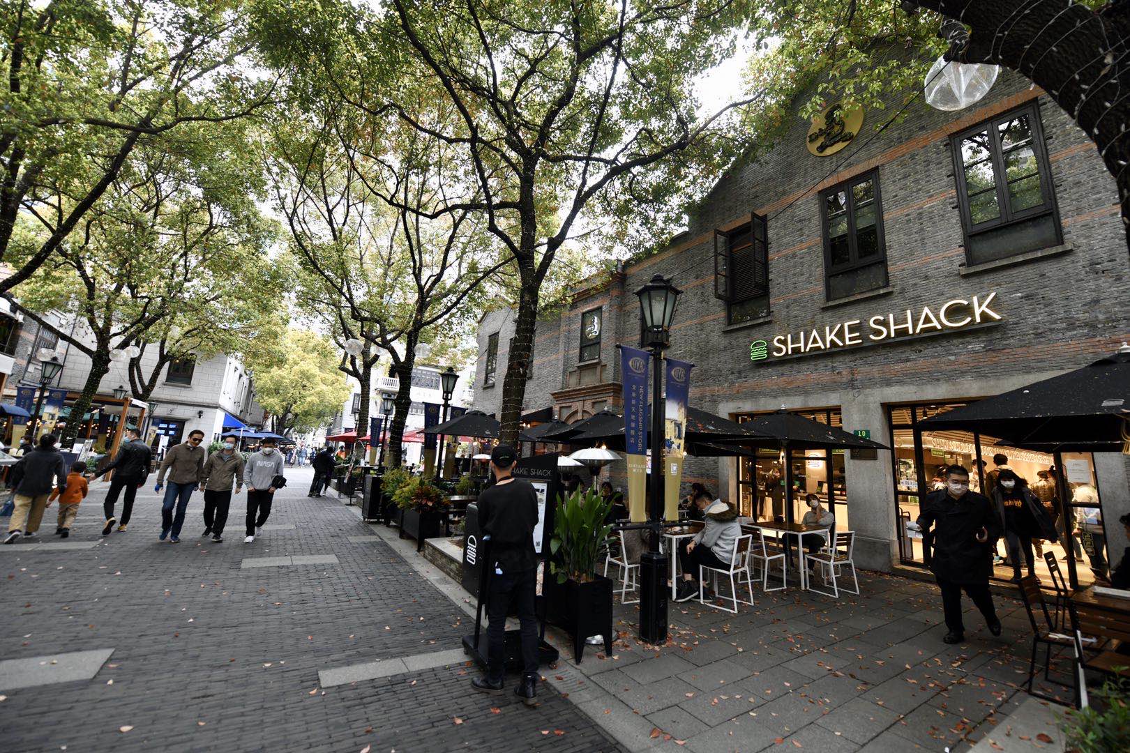 劳动报-复苏魔都|闹猛的上海新天地又回来了!露天吃饭噶三胡,网红餐厅