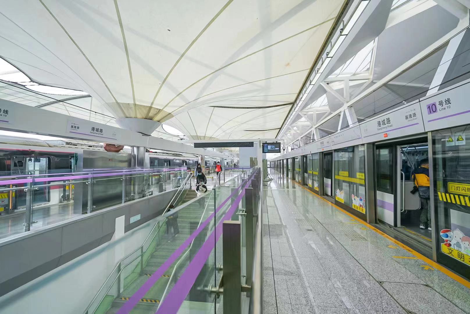 终点站基隆路站是全国首个设置在自由贸易区(原"保税区")内的地铁车站