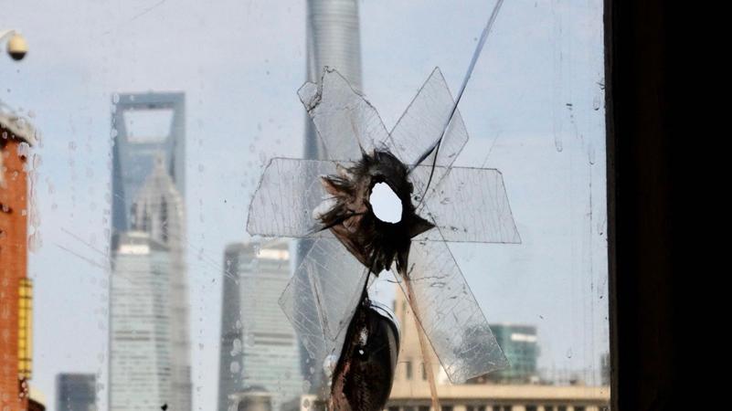 见证上海解放的弹孔听老职工讲述他们与邮政大楼的故事