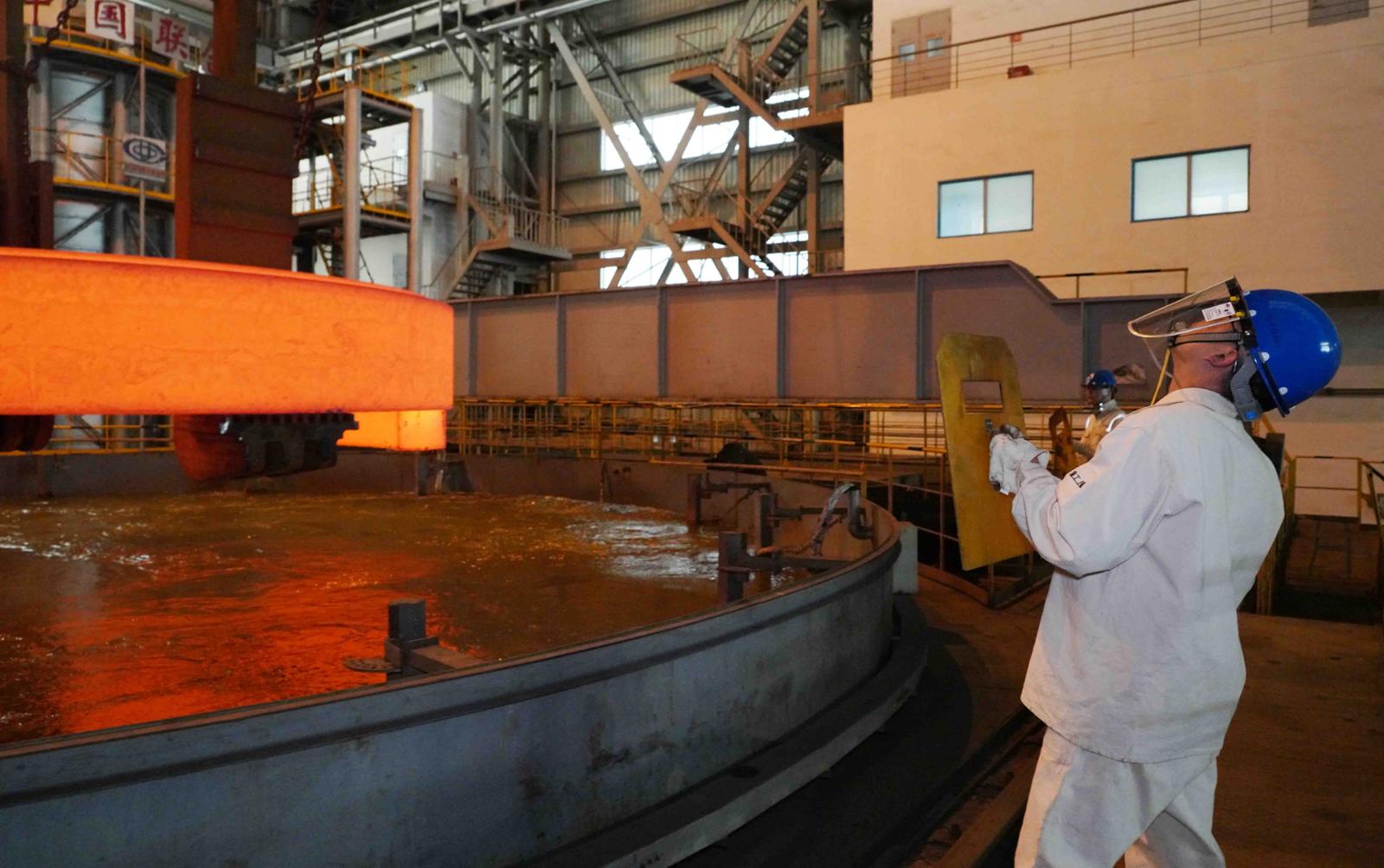 记者实地探访上重铸锻热处理车间800高温炉旁淬炼匠心