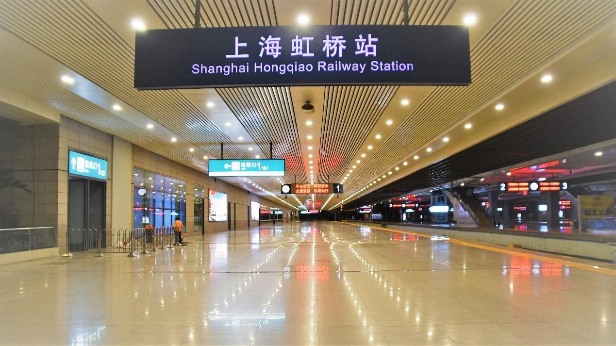 铁路虹桥站更敞亮了!顶棚960块玻璃完成更换(组图)